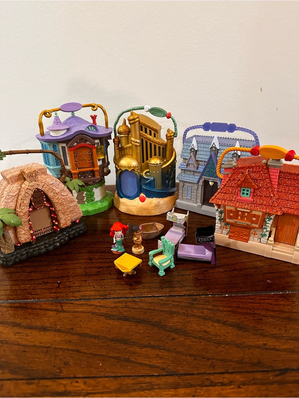 Lot of Five Disney Animators Littles Houses And Some Accessories Belle Moana Etc